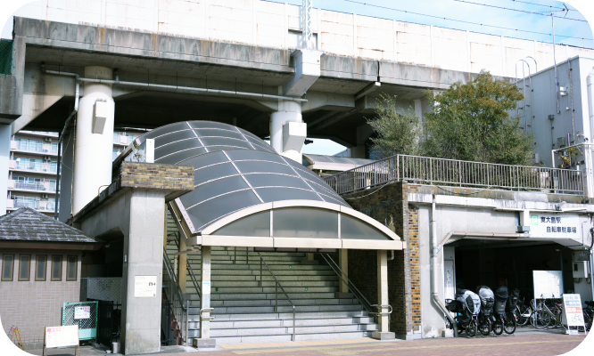駅のロータリーを右側に進みます。
