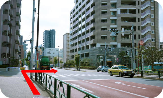 しばらく道なりに進み、橋を渡ってすぐの交差点を左折します。